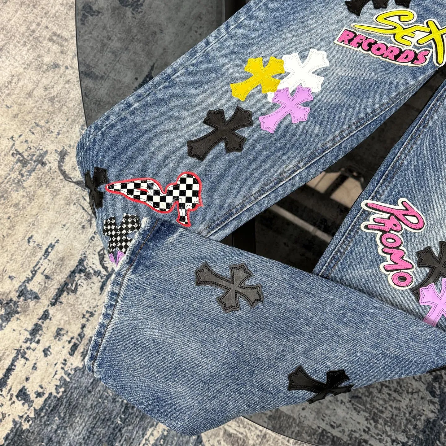 P320 Chrome Heart Blue Ox King Graffiti Multi-Color Leather Jeans [Same Style as L*Xiang] Chrome Heart Blue Ox King Graffiti Multi-Color Leather Jeans are the “king of the market” in the fashion industry! Made of high-quality denim and processed through complex washing processes, the distressed effect is super unique. The multi-color leather and graffiti design bring out the cool street genes of Crowe. Each pair of pants is unique, and you can directly transform into a street trend ICON when you put it on. The matching method is super cool: High street style: Pair it with a black hooded sweatshirt, thick-soled boots, and stacked silver chains. When you go to the stage or on the street, you will have an aura of 2.8 meters. You can slay at concerts and out on the street. Mix and match trendy styles: wear a suit jacket + canvas shoes for boys, and wear a short crop top + dad shoes for girls. Mix and match to create a sense of contrast, full of fashion sense, and the hair tie will get likes in seconds when taking photos. Couples share the same style: one pair with each other, the boy wears a solid color T + sneakers, the girl wears a short top + sneakers, they are the most eye-catching trendy couple when they go out, and they keep turning heads! No matter what your style is, these pants can help you grasp the essence of the trend. It is a must-have for trendy players. You will look the most beautiful on the street when you put it on! Size: 28/30/32/34/36 Waist: 70/75/80/85/90 Pants length: 102/104/106/108/110